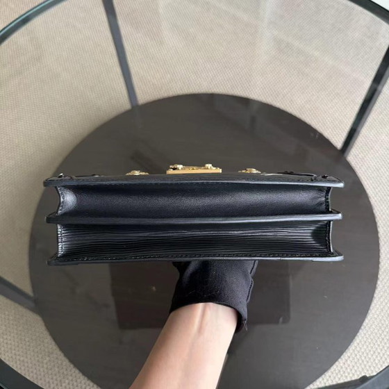 Image 1 of LOUIS VUITTON TRUNK CLUTCH - EPI LEER ZWART MET GOUDEN BESLAG