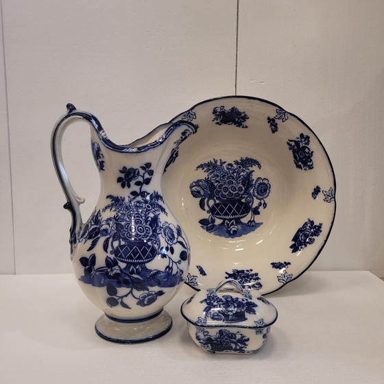 Image 1 of Juego De Baño: Aguamanil Y Jabonera “Pomeroy Blue”, Porcelana Royal Doulton, S. Xx