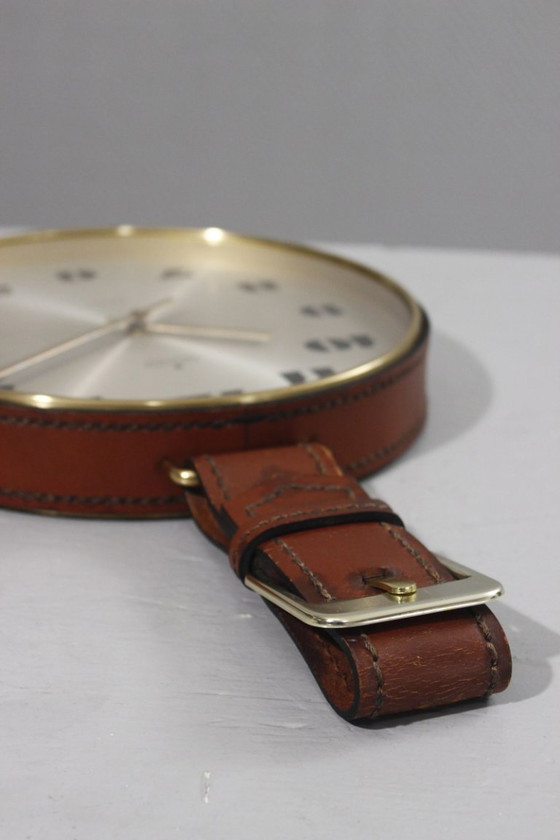 Image 1 of Pendule murale vintage Junghans laiton cadre cuir ceinture design moderniste 1970s
