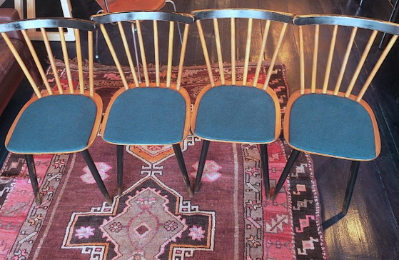 Set van 4 eetkamerstoelen in mid-century stijl met uitlopende poten en marineblauwe zittingen. – Textile (photo 5 of 11)