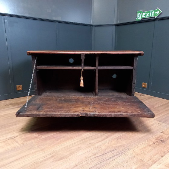 Image 1 of coffre en bois de châtaignier du XVIIIe siècle