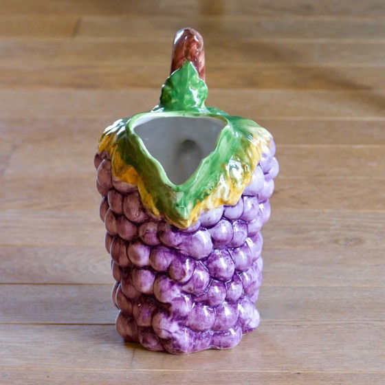 Image 1 of Grande carafe ancienne en barbotine de Bassano, raisin