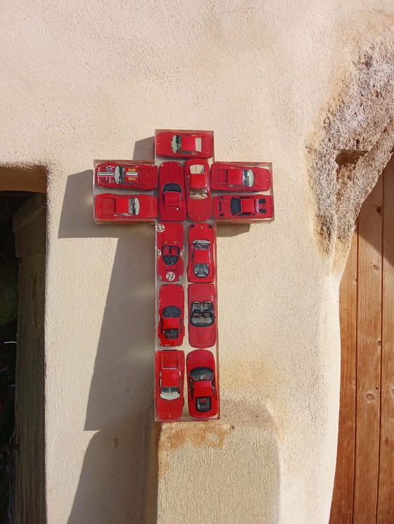 Image 1 of Croix religieuse artisanale – Inclusion de 13 Ferrari
