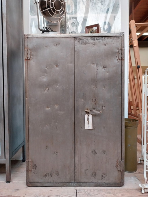 Vecchio mobiletto in metallo a due ante 77*43,5*118