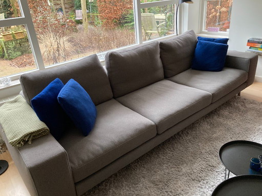 Sofá de tres plazas "Sherman" de Minotti, recientemente retapizado con Kvadrat Hallingdal