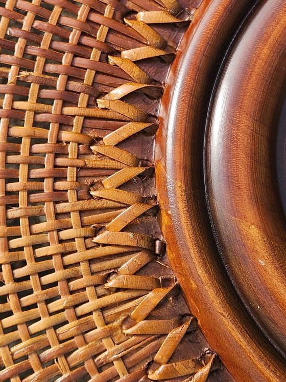 Image 1 of Tavolino da caffè rotondo vintage francese in legno, vetro e rattan - Grande tavolo da salotto in stile Luigi XV - anni '60