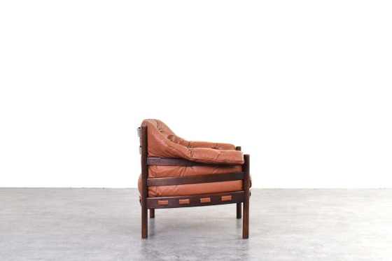 Sillón de roble y cuero de mediados de siglo, diseñado por Arne Norell para Coja en la década de 1960. (photo 3 of 12)