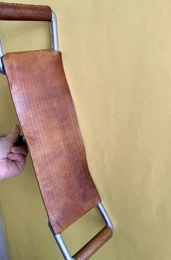 Sedile a Bastone Antico, Cuoio Goffrato Intrecciato e Rivetti in Ottone – Oggetti decorativi, Wood, Leather (photo 6 of 15)