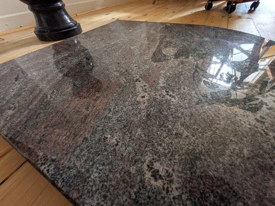 Image 1 of Table d'angle en granit Paradiso