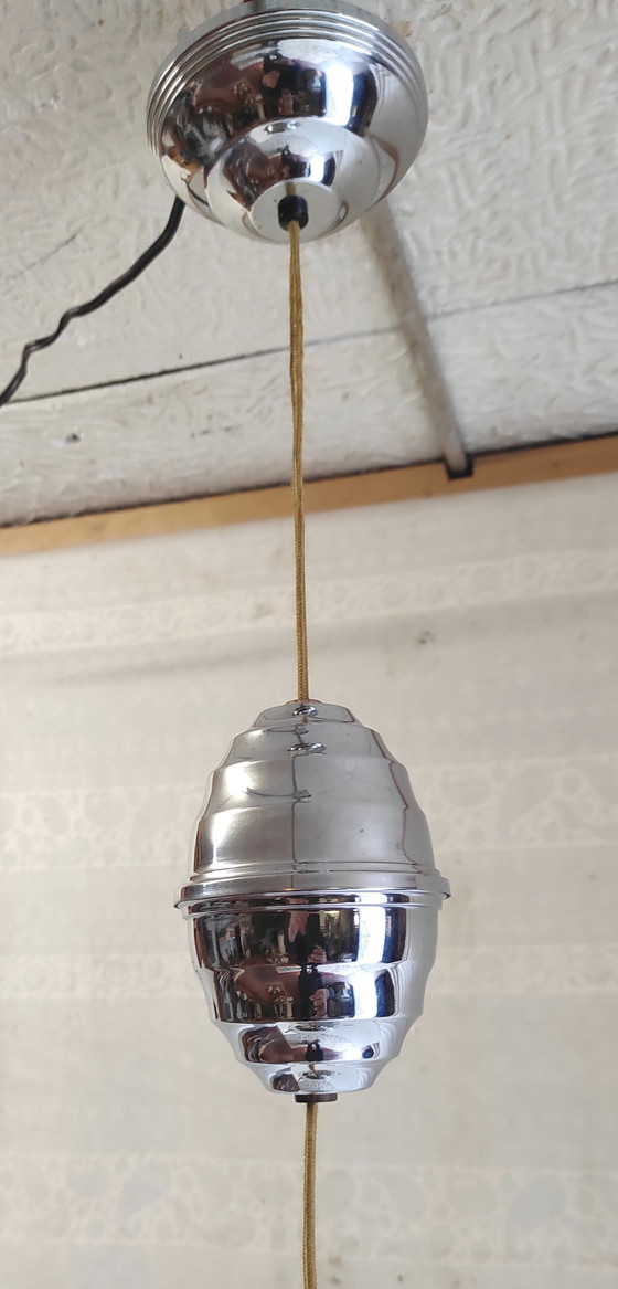 Image 1 of Lampada a sospensione in stile Art Déco in metallo cromato con globo in vetro opalino - metà del XX secolo