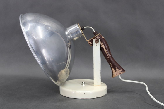 Image 1 of 1950er Tischlampe mit Aluminium-Lampenschirm, Tschechoslowakei