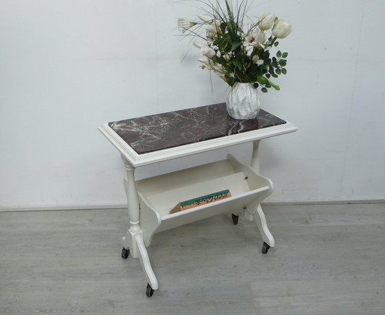 Image 1 of Table d&#39;appoint vintage, table de canapé, table de lecture sur roulettes avec étagères inclinées, blanche avec marbre rouge 