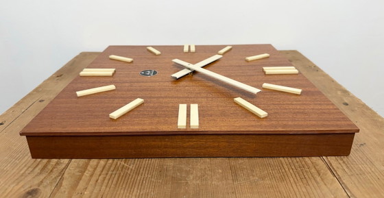 Image 1 of Orologio da parete vintage in legno marrone di Pragotron, anni '80