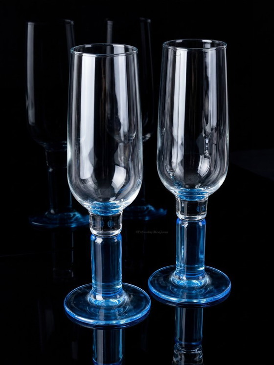 Image 1 of 6 copas de champán Bormioli Rocco Italy, con tallo y base azules.