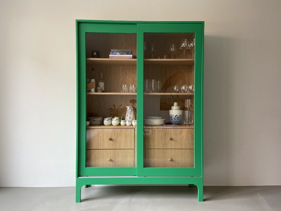 Image 1 of Vitrina de diseño / aparador para vajilla con aspecto de roble verde: llamativa y en muy buen estado.
