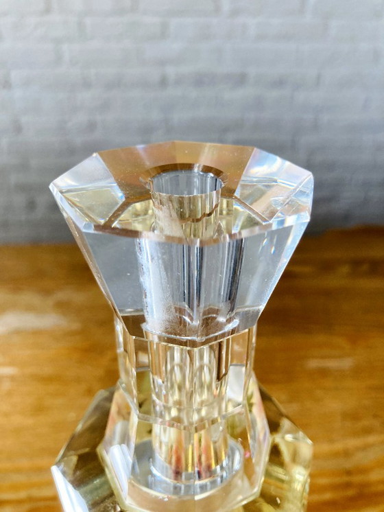 Image 1 of Vase vintage asiatique octogonal en cristal peint à l'envers, à motif floral inversé.