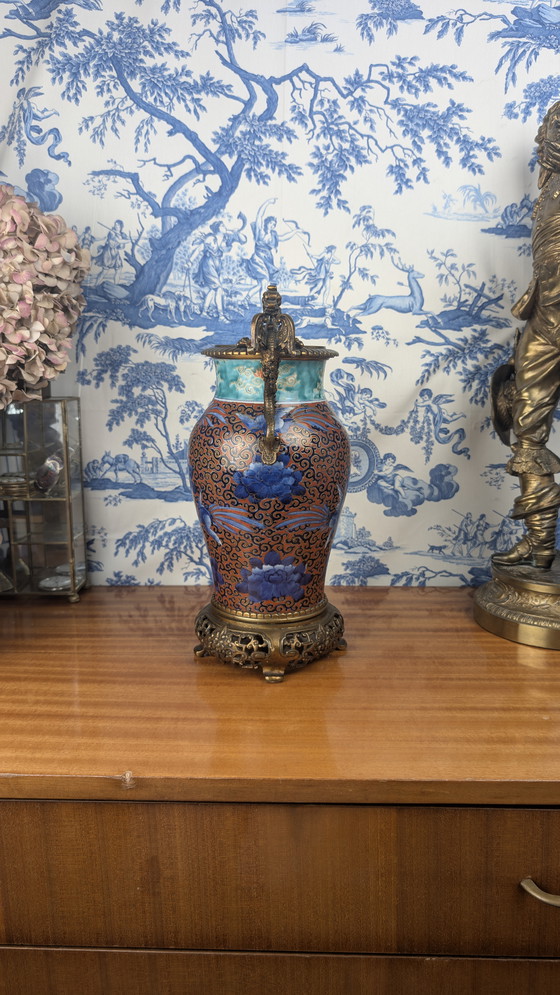 Image 1 of Jarrón balaustre japonés Hichozan Shinpo Porcelana de Arita y bronce Periodo Edo tardío (1830-1850)