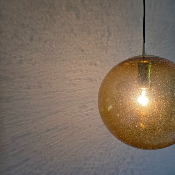 Image 1 of 1 di 10: Lampada a sospensione vintage Peill & Putzler Globe – Vetro color ambra “ciliegia” – Ø 34 cm – Nuova nella scatola.