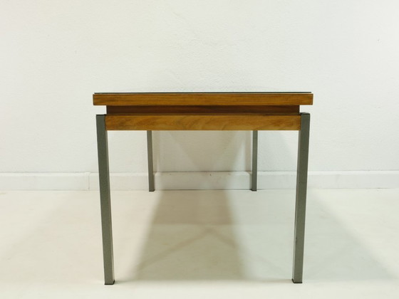 Image 1 of Vintage Couchtisch Nussbaum mit Glasplatte – Mid Century Sofatisch mit Stahlrohrbeinen, 1960er Jahre Coffee Table