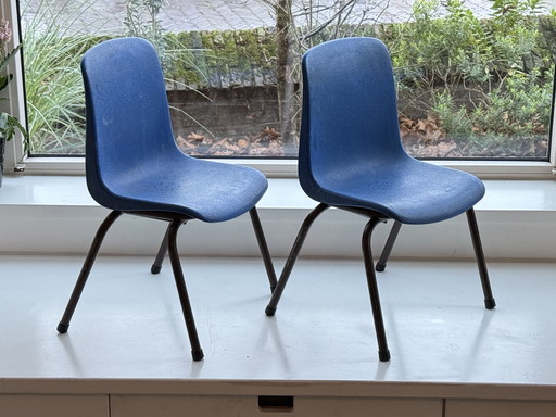 Een paar vintage blauwe Grosfillex schoolstoelen – gemaakt in Frankrijk – industriële stijl uit het midden van de 20e eeuw