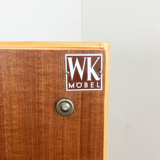 Image 1 of Piccola credenza di WK Möbel, impiallacciatura chiara con piano in vetro nero, anni '50