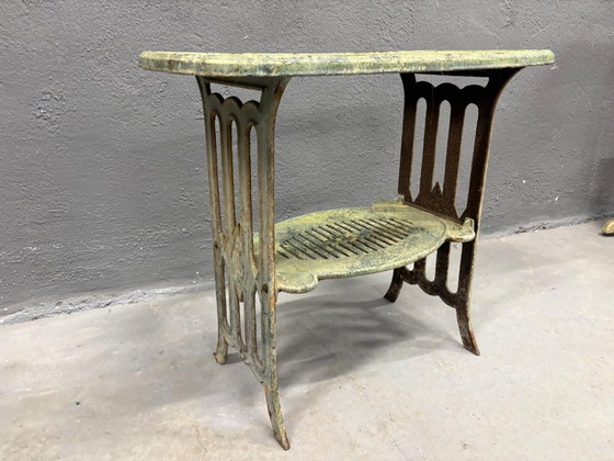 Image 1 of Vintage metalen tafel met geïntegreerd openingsmechanisme en onderste plank.