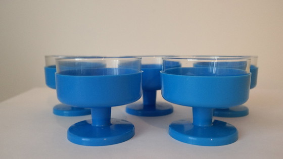 Image 1 of 5 bicchieri vintage con supporto in plastica su piede, 1960/70.