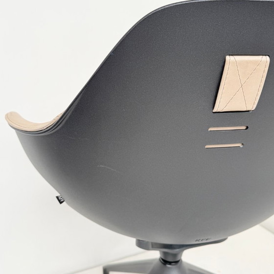 Image 1 of Fauteuil pivotant KFF en cuir naturel