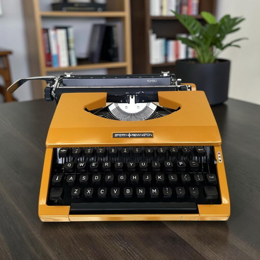 Macchina da scrivere Sperry Remington 10/50 gialla degli anni '70, funzionante, con custodia.