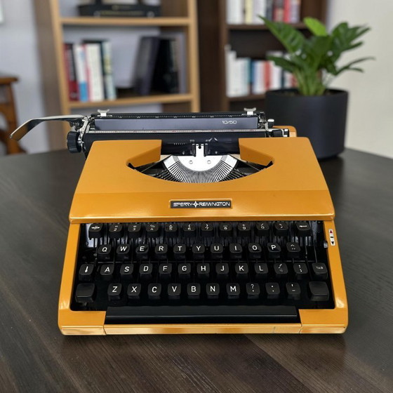 Image 1 of Macchina da scrivere Sperry Remington 10/50 gialla degli anni '70, funzionante, con custodia.