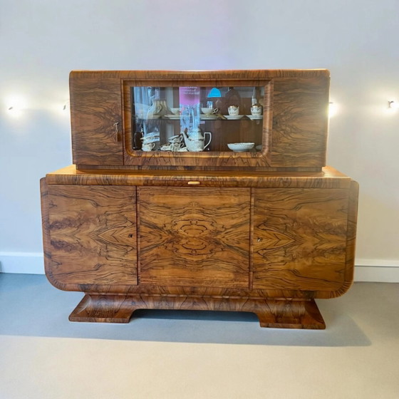 Monumentales Art Deco Sideboard mit Vitrinenaufsatz & Marmorplatte, dokumentiert 1932 – Nussbaum Wurzelholz (photo 3 of 11)