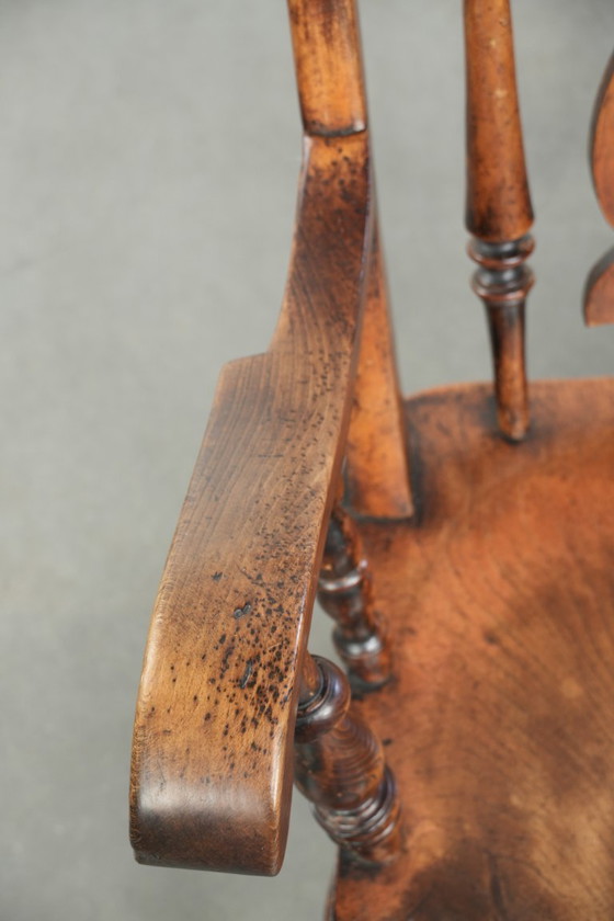 Image 1 of Antiker englischer Windsor-Spindelstuhl aus Holz mit einer wunderschönen Farbgebung aus dem frühen 19. Jahrhundert