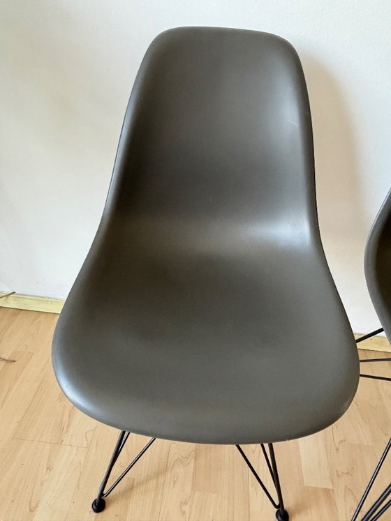Image 1 of 2 chaises Eames en plastique DSR