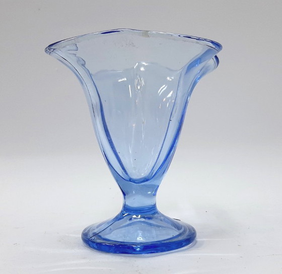 Image 1 of Coupe à dessert ou coupe à glace vintage en verre pressé bleu