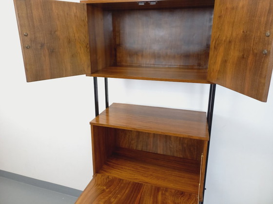 Image 1 of Bibliothèque étagère italienne modulable vintage en bois de noyer et métal des années 60