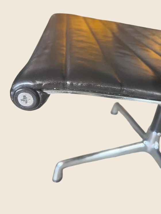 Image 1 of Original Vintage Vitra EA 105 hergestellt 1986. Ray und Charles Eams Drehstuhl mit dunkel braunem Lederbezug und Label