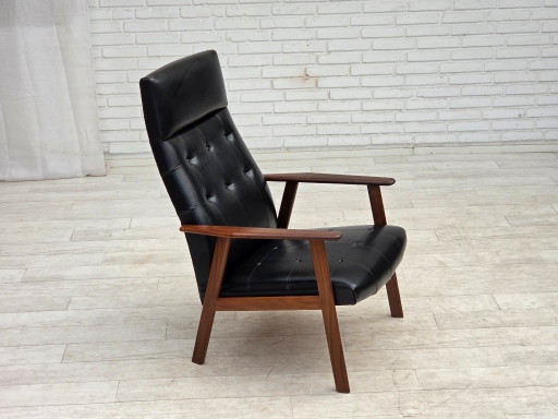 Fauteuil danois des années 1970, cuir artificiel noir, bois de teck.