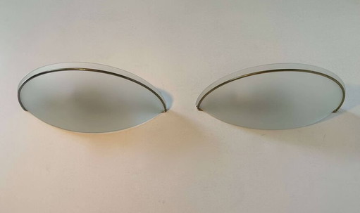 2 apliques de pared de latón y cristal arenado - Italia, 1970