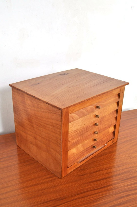 Image 1 of Vintage Beukenhouten Fourniturenkastje, Jaren 50