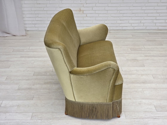 Image 1 of Sofá danés de dos plazas, años 60, terciopelo verde, patas de madera de haya.