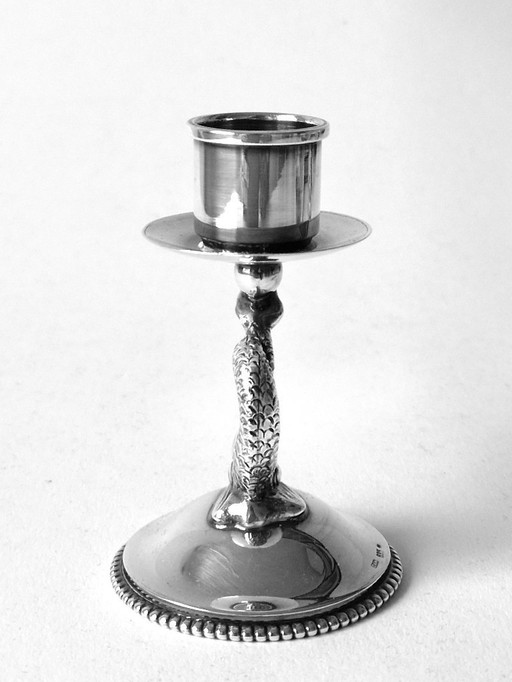 Candeliere in argento con bordo a forma di pesce e perla - Marcato