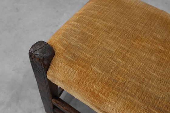 Image 1 of Spanischer, handgeschnitzter Eichenstuhl aus dem 19. Jahrhundert mit Velourssitz