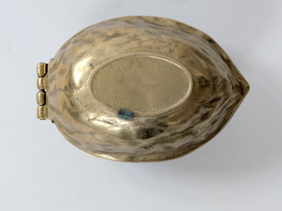 Image 1 of Cascanueces de nogal y latón de mediados de siglo | Decoración navideña de latón macizo