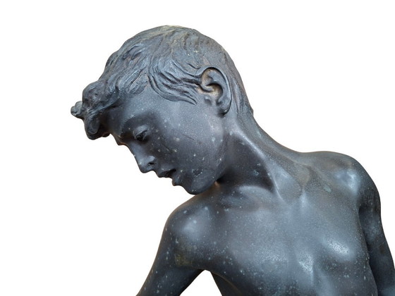 Image 1 of Prächtige Bronzeskulptur: „Das vom Krebs gebissene Kind“ 1990