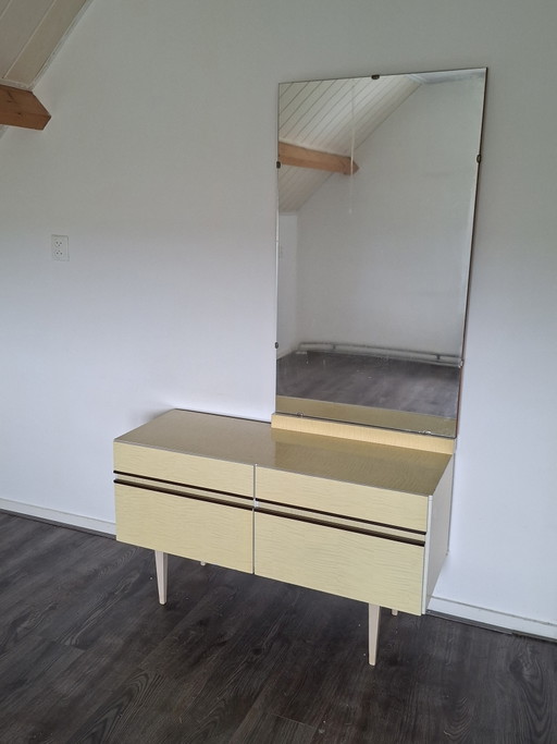 Vintage nachtkastjes + kaptafel lichtgeel formica