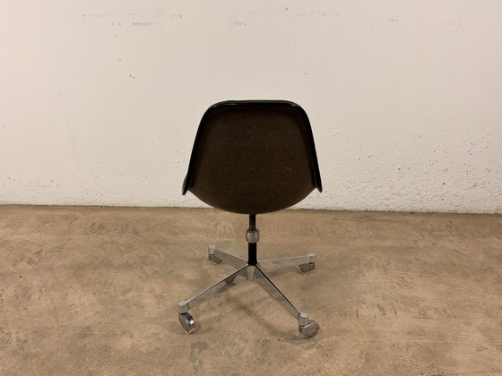 Image 1 of Silla lateral PSCC fabricada en fibra de vidrio por Charles y Ray Eames para Vitra / Herman Miller, década de 1970.