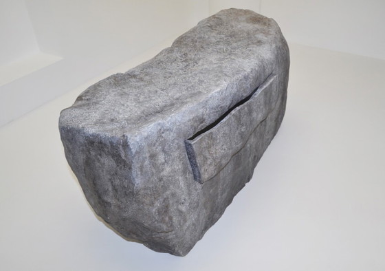 Image 1 of Cómoda de imitación de roca