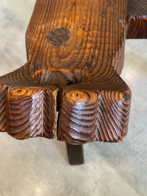 Image 1 of antieke brutalistische driepootstoel n2 gesneden massief hout