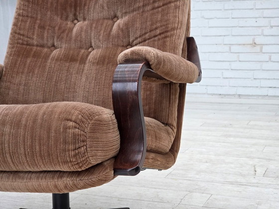 Image 1 of Anni '70, poltrona girevole danese, mobili in velluto a coste, legno di faggio scuro.