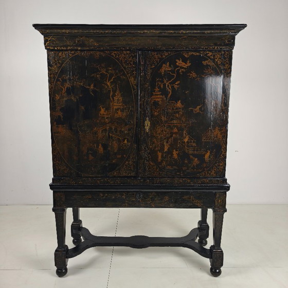 Image 1 of Ein seltener niederländischer Chinoiserie-Schrank aus dem frühen 18. Jahrhundert, lackiert, um 1700.